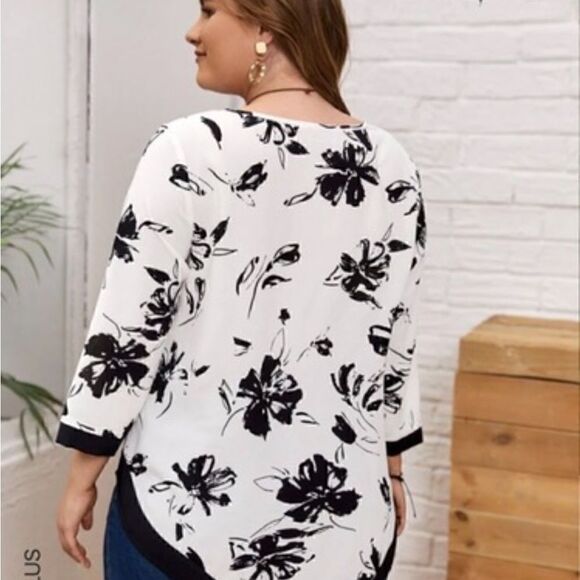 White and black floral assymetrical tunic top size 1XLg - Picture 2 of 10